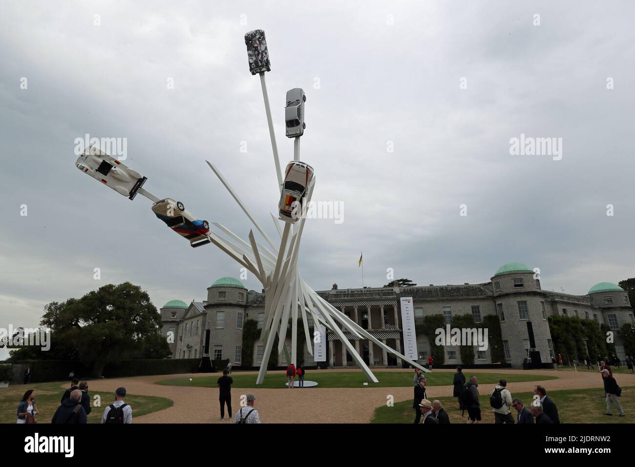 Goodwood, West Sussex, Regno Unito 23rd giugno 2022. La BMW è la caratteristica centrale del Goodwood Festival of Speed – “gli innovatori – i maestri del motorsport”, a Goodwood, West Sussex, Regno Unito. © Malcolm Greig/Alamy Live News Foto Stock