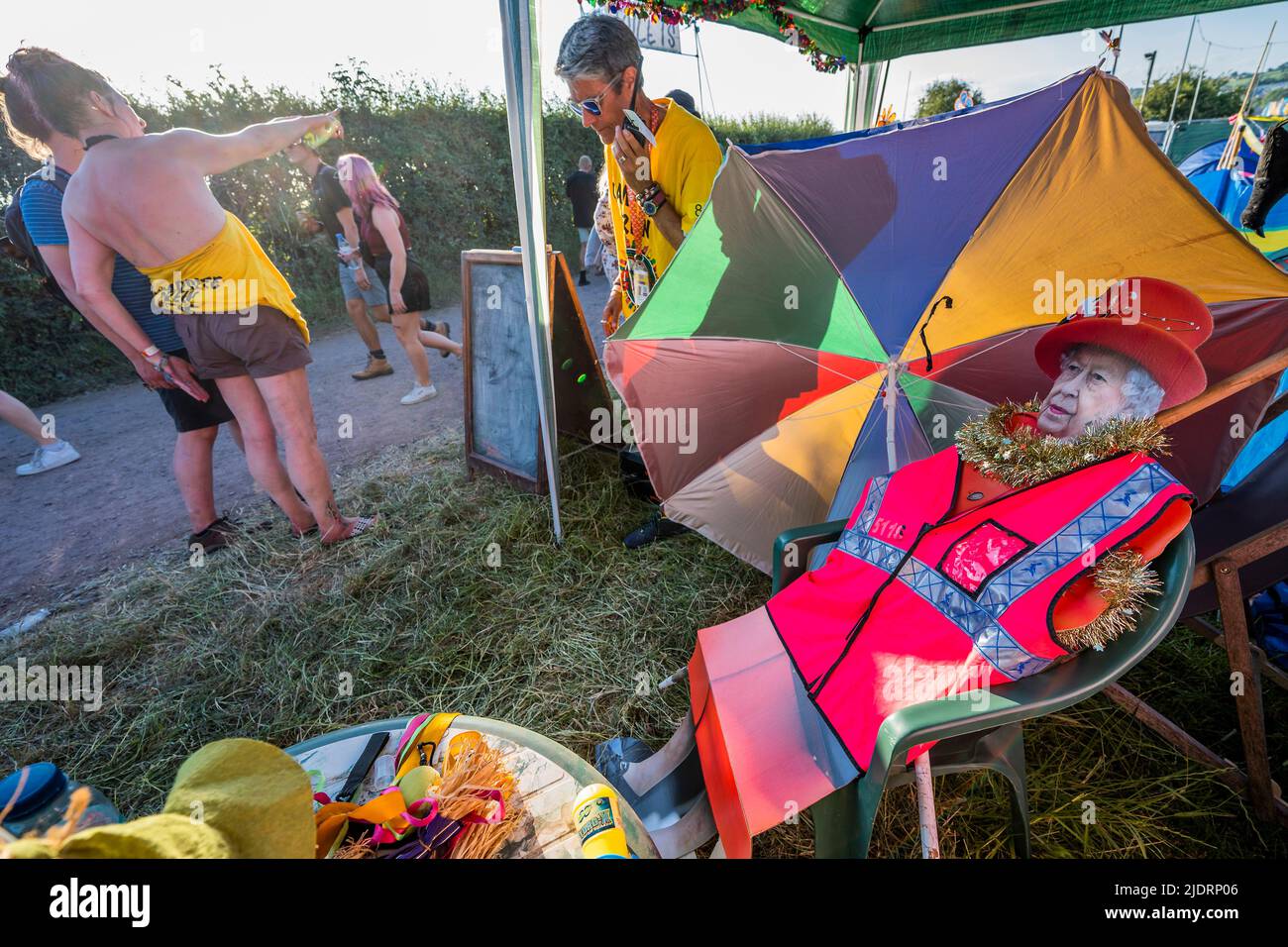 Pilton, Regno Unito. 22nd giugno 2022. La regina fa una pausa in una stazione di equipaggio - il Glastonbury Festival 2022, Worthy Farm. Glastonbury, Credit: Guy Bell/Alamy Live News Foto Stock