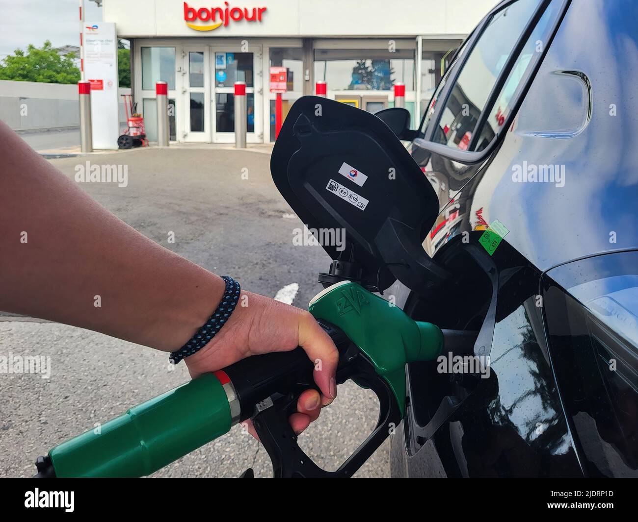 PARIGI, FRANCIA - GIUGNO 2022: Rifornimento di un'auto con E10 super in un distributore di benzina francese Foto Stock