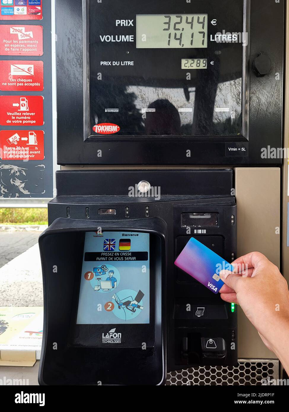 PARIGI, FRANCIA - GIUGNO 2022: Pagamento con carta di credito alla pompa carburante. Foto Stock