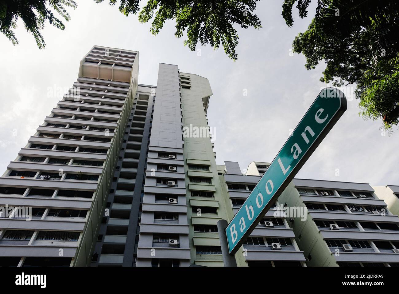 Cartello stradale a Singapore, Baboo Lane con alti riser sullo sfondo Foto Stock