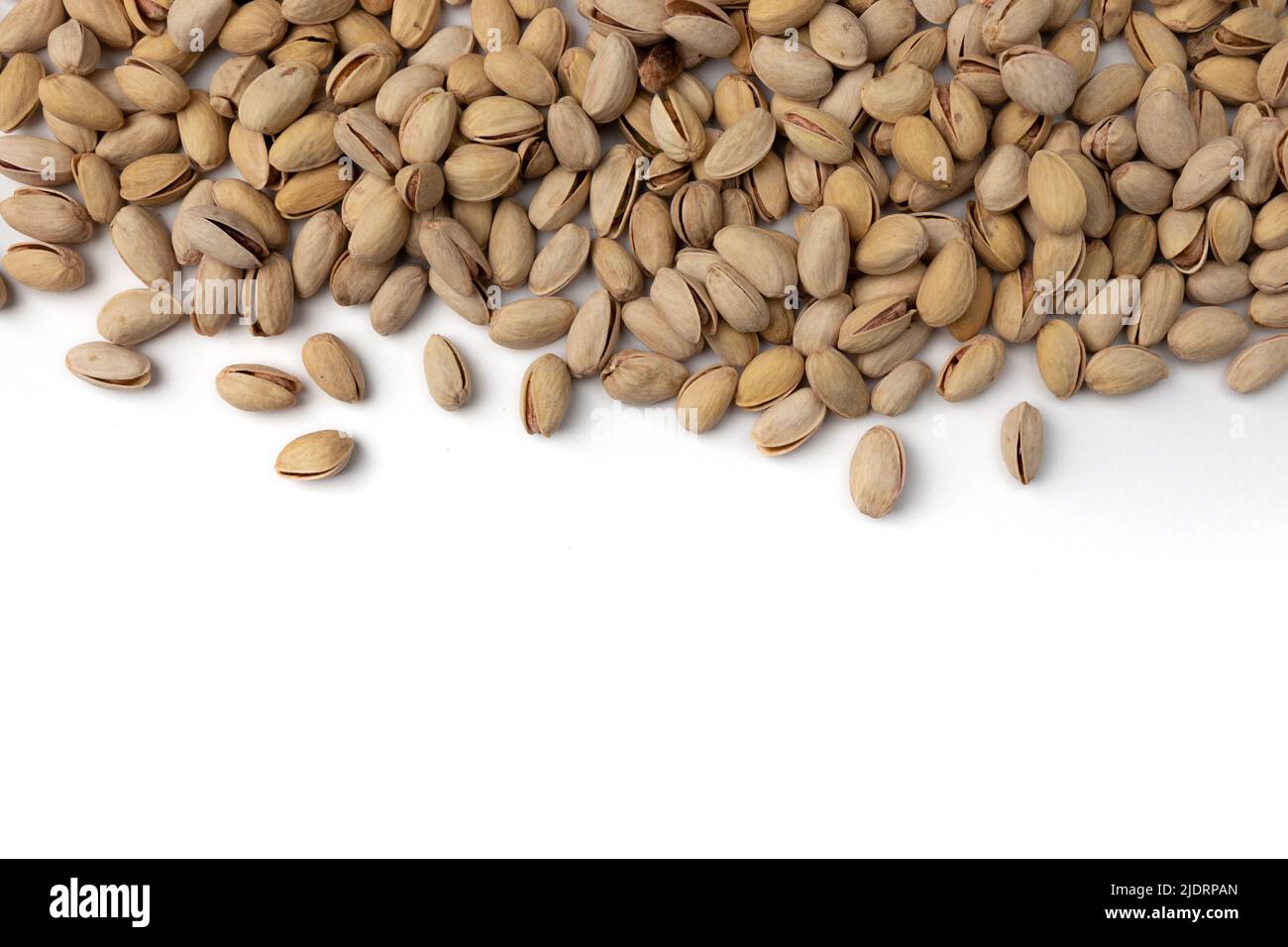 cornice di pistacchio con spazio di copia per testo isolato su sfondo bianco, snack sani, pistacchio con guscio Foto Stock