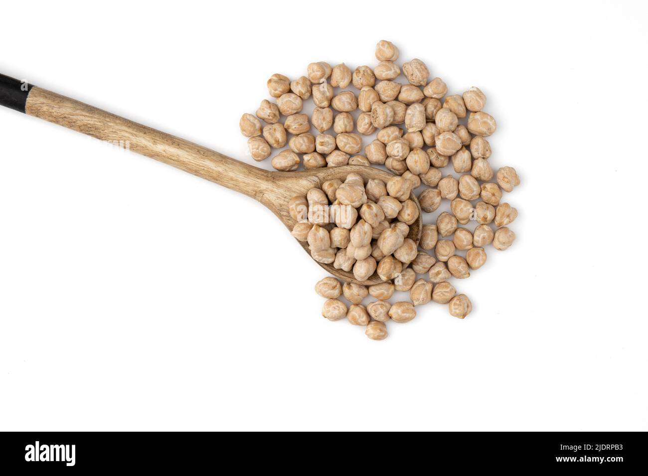 mucchio di ceci non cotti isolato su sfondo bianco, cucchiaio di legno di ceci crudi, vista dall'alto, cibo vegano, primo piano Foto Stock