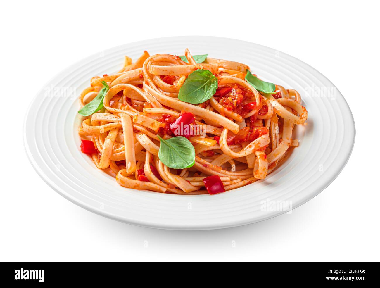La tradizionale pasta italiana linguini con pomodori, pepe e basilico è isolata su sfondo bianco. Foto Stock