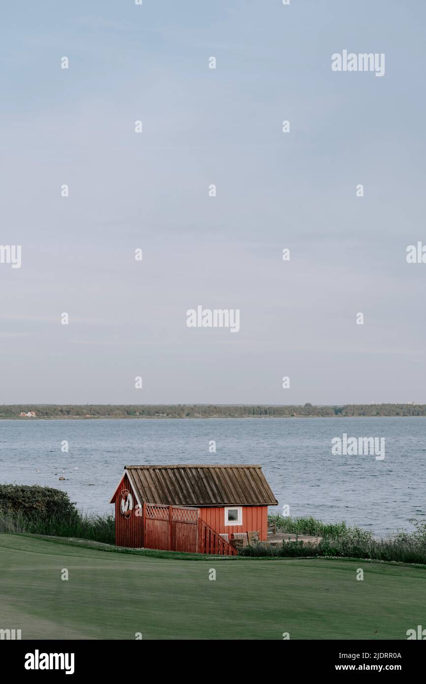 Ein kleines Schwedenhaus auf Gotland a Schweden direkt am Meer. Foto Stock