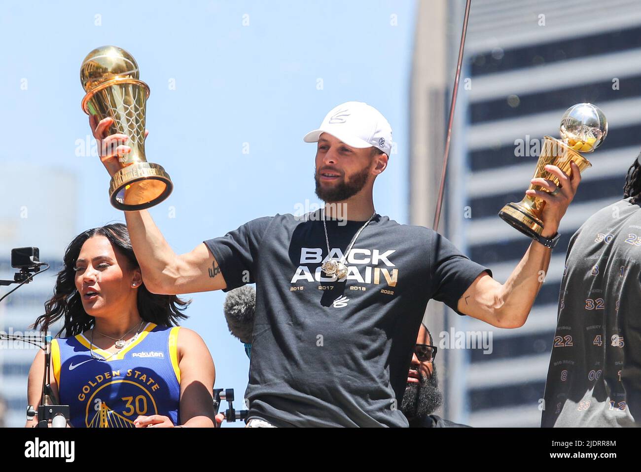 Stephen Curry (30) dei Golden state Warriors tiene i suoi trofei MVP mentre sua moglie Ayesha Curry guarda su durante la sfilata del campionato su Market Street a San Francisco, lunedì 20 giugno 2022. (Foto di Ray Chavez/Bay Area News Group/TNS/Sipa USA) Foto Stock