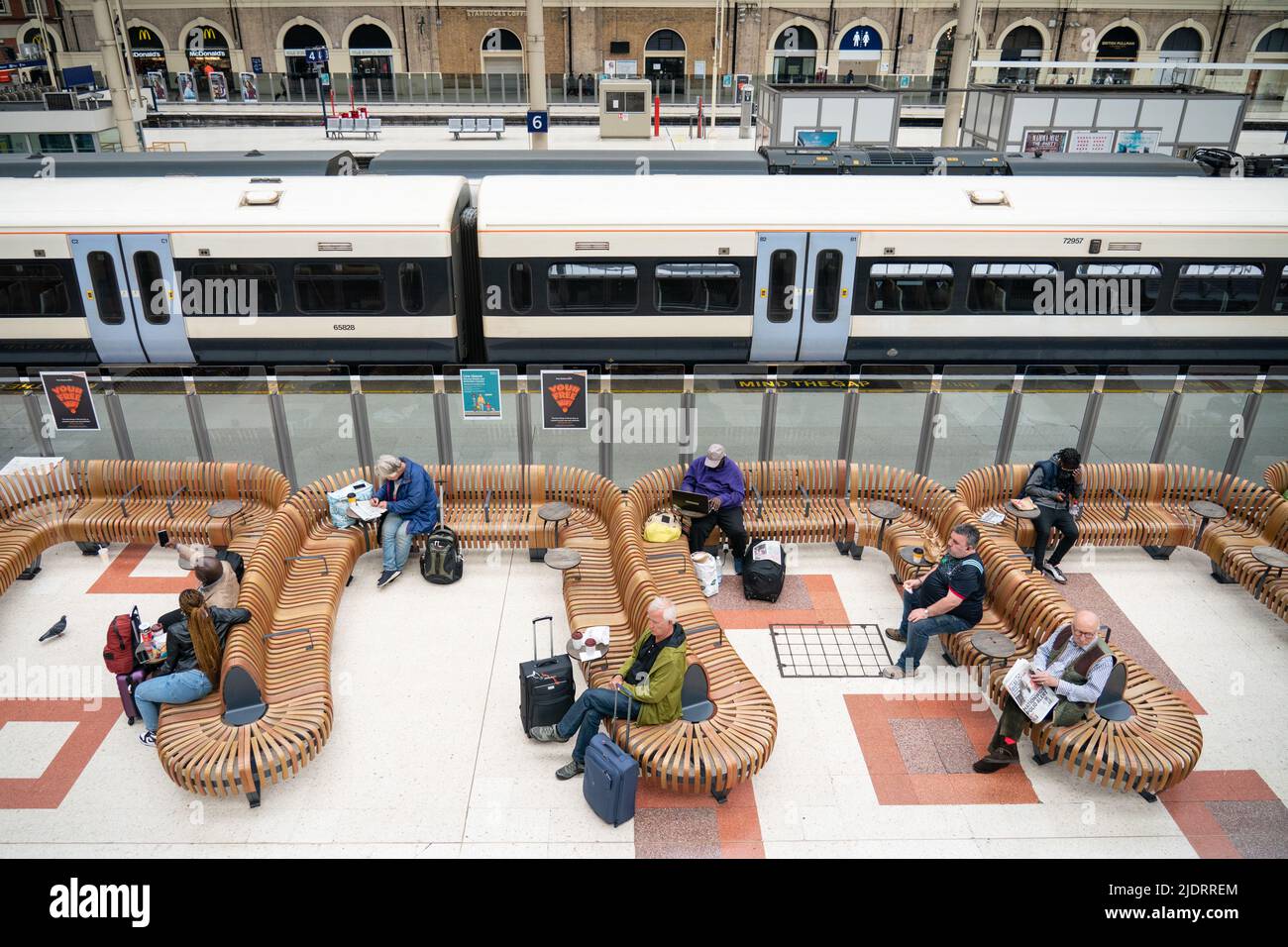 I passeggeri attendono alla stazione Victoria di Londra, mentre i servizi ferroviari continuano ad essere interrompiti a seguito dello sciopero a livello nazionale da parte dei membri del Rail, Maritime and Transport Union e dei lavoratori della metropolitana di Londra in una dura disputa su retribuzione, posti di lavoro e condizioni. Data foto: Giovedì 23 giugno 2022. Foto Stock