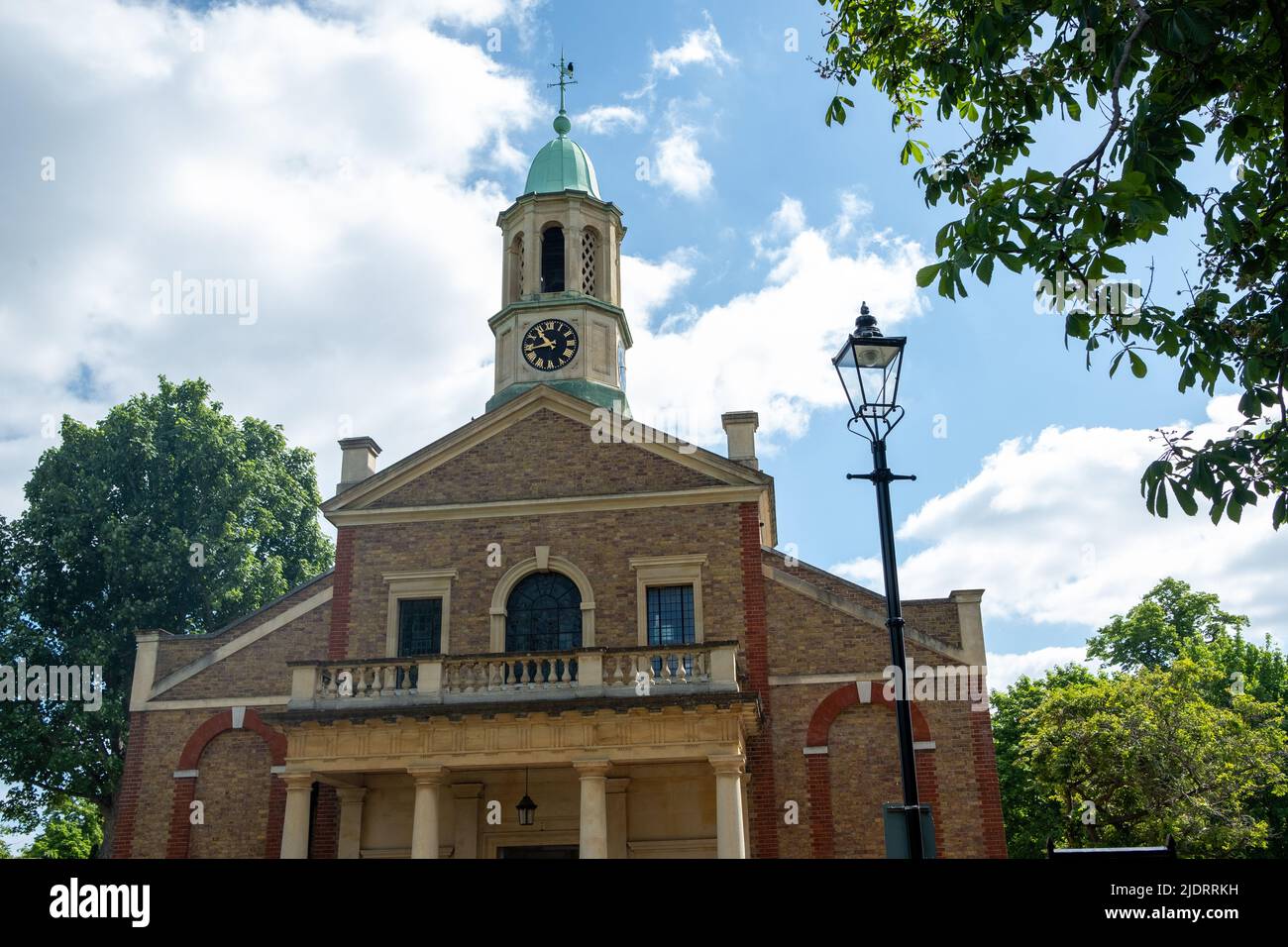 Londra - Maggio 2022: St Anne's Parish Church on Kew Green a Richmond, nel sud-est di Londra Foto Stock