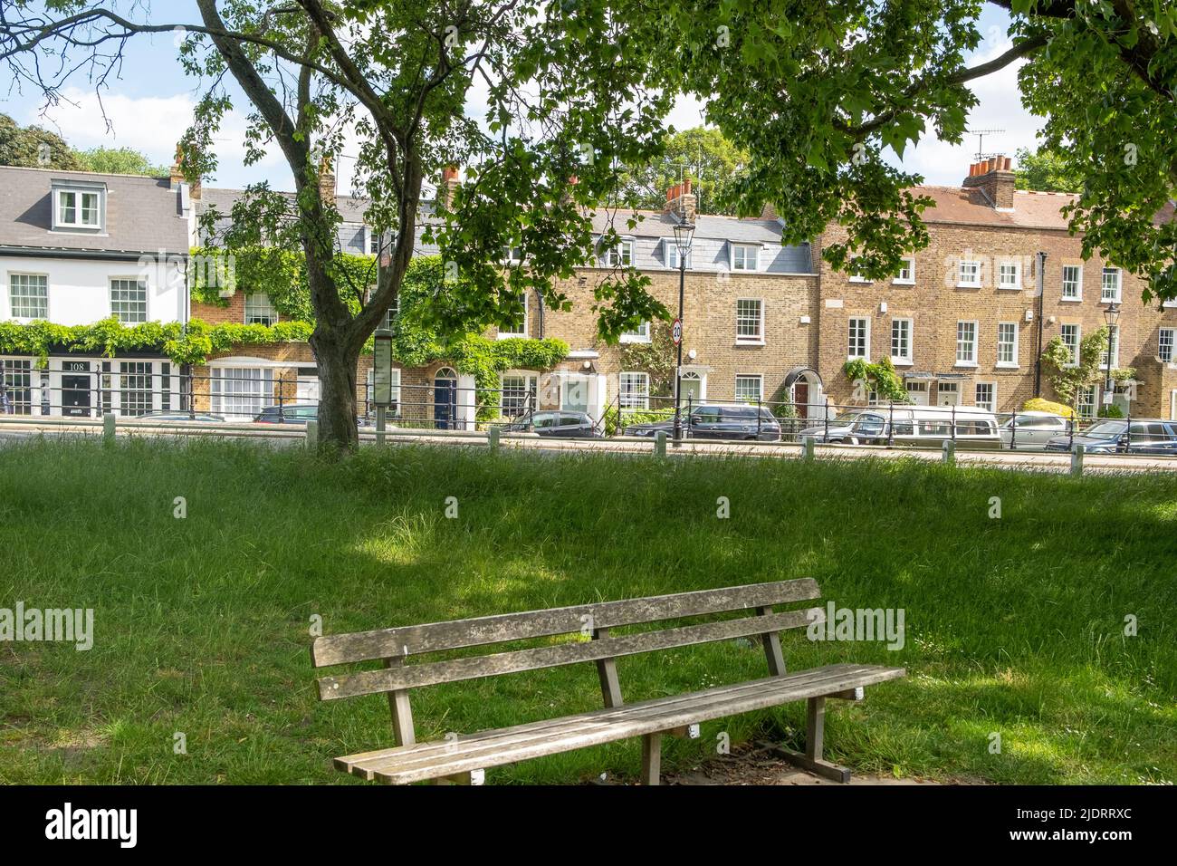 Londra - Maggio 2022: Una panchina parco su Kew Green, una bella zona residenziale del sud-ovest di Londra Foto Stock