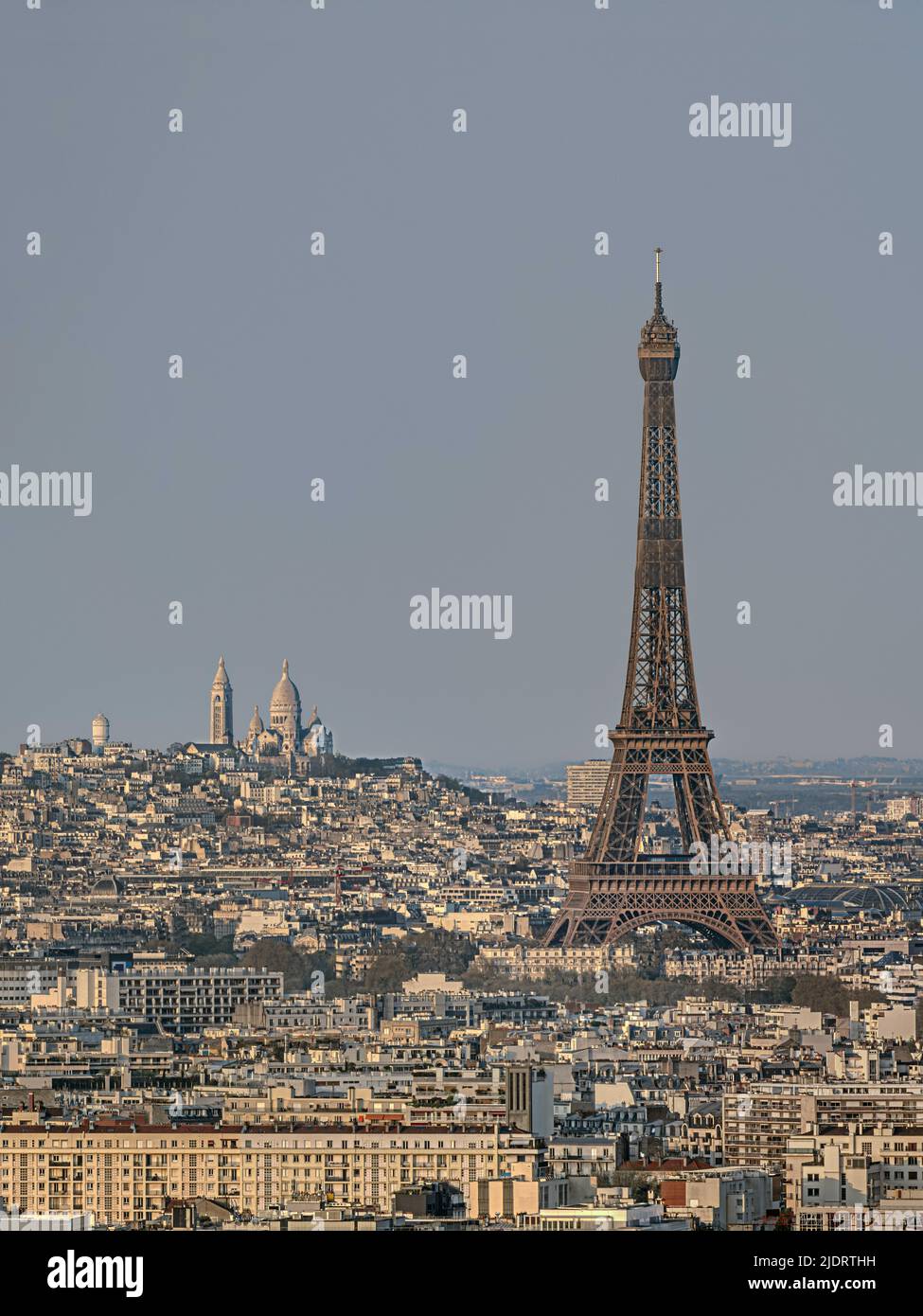 Francia. Parigi (75) Aprile 2020. 4th settimana di confino. Vista aerea della Torre Eiffel (sulla destra) e della collina di Montmartre (nel centro). L'ex Foto Stock