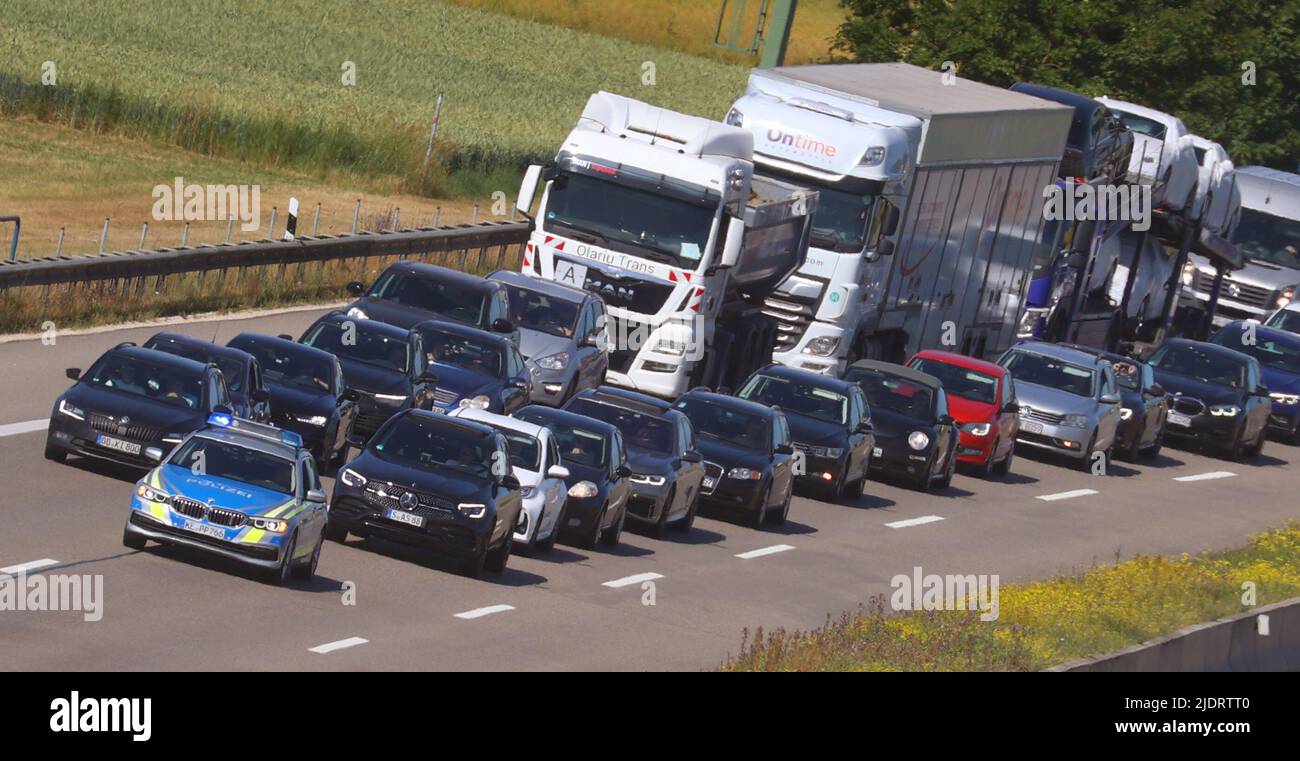 Quando è Stata La Seconda Guerra Mondiale 23 giugno 2022, Baviera, Günzburg: Le auto si accumulano dietro un'auto
