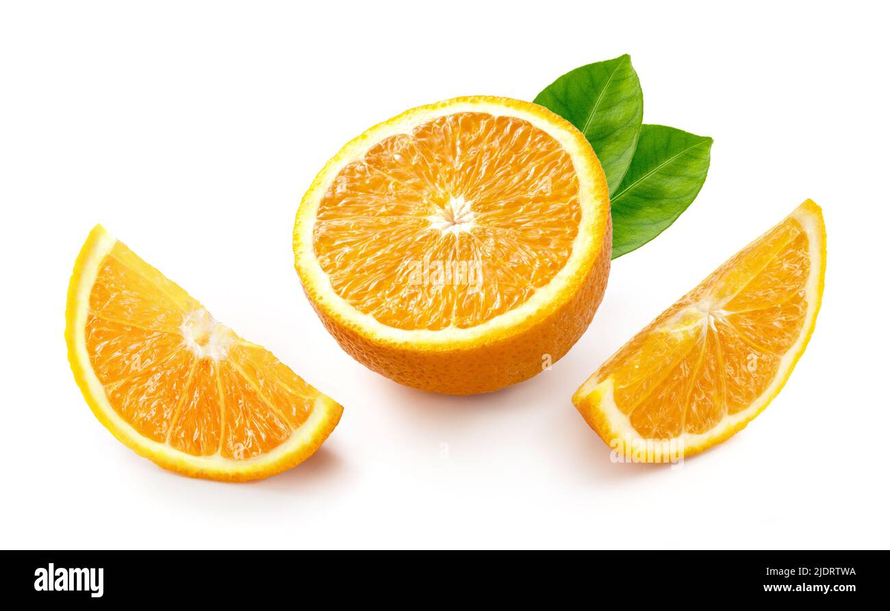Gustoso arancio con metà di arancia e fetta di arancia isolata su sfondo bianco. Foto Stock