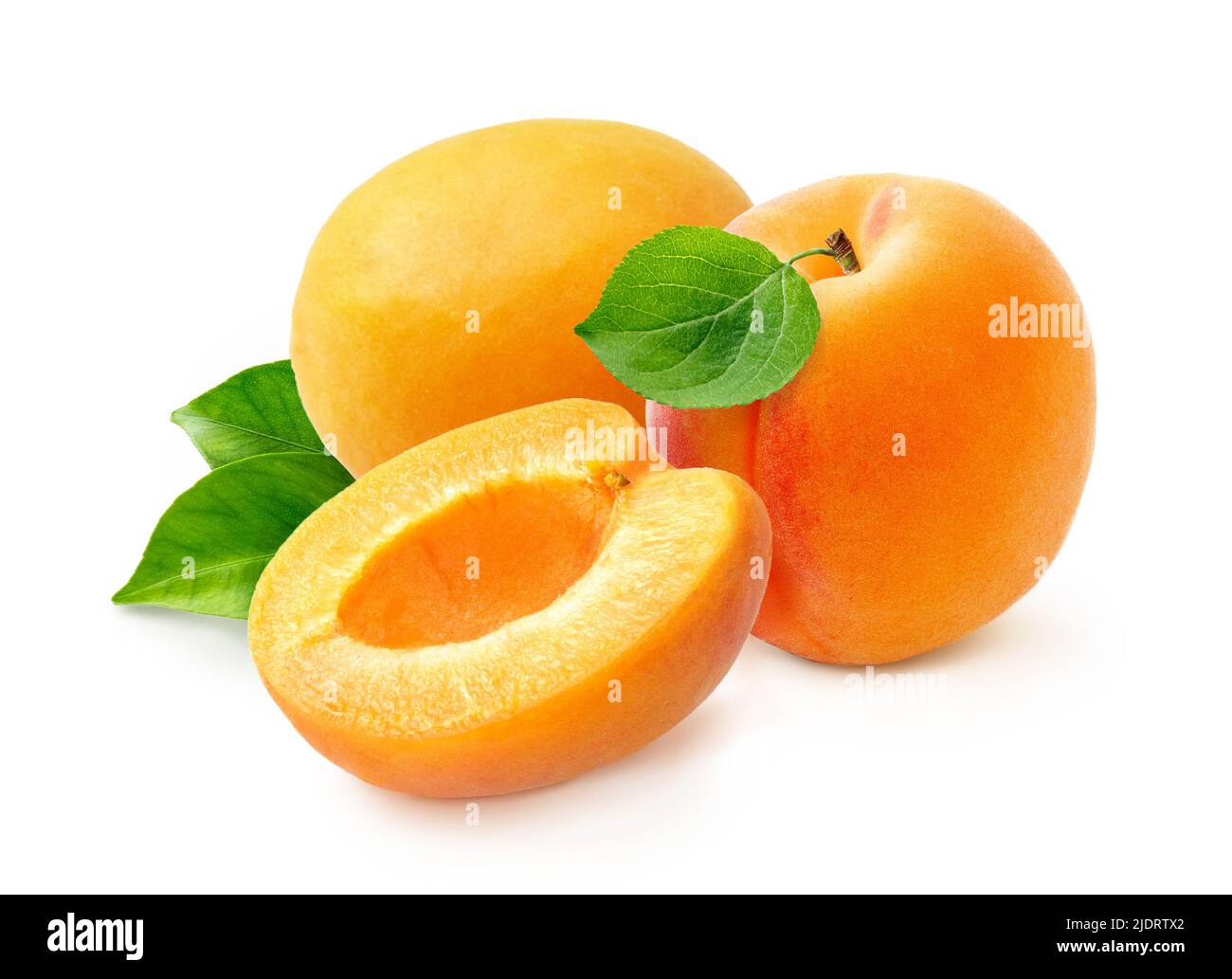 Frutti di albicocca con metà di albicocca e nocciolo di albicocca isolato su sfondo bianco. Foto Stock
