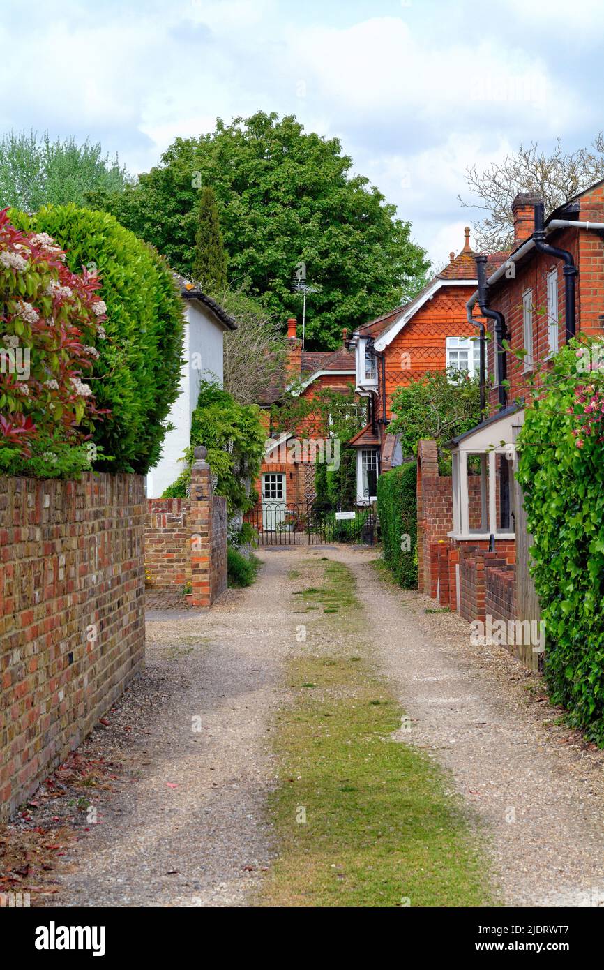 Appartato attraente vecchio stile case di tegole rosse in Herrings Lane Chertsey Surrey Inghilterra Regno Unito Foto Stock