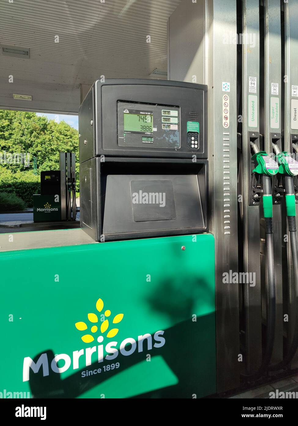 Display della pompa di benzina alla stazione di benzina di Morrisons con un prezzo record di 1,91 libbre per litro. Stone, Staffordshire, Regno Unito, giugno 23 2022. Foto Stock