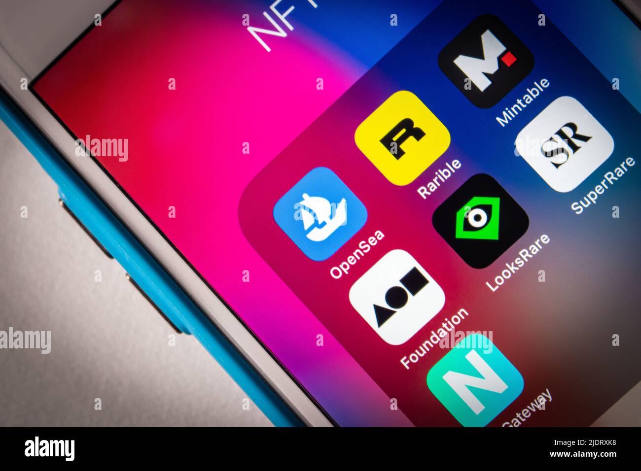 Piattaforme NFT (OpenSea, Raible, Mintable, Foundation app, LooksRare, SuperRare ＆ nifty Gateway) su iPhone in modalità dark. Decentralizzazione dell'arte digitale Foto Stock