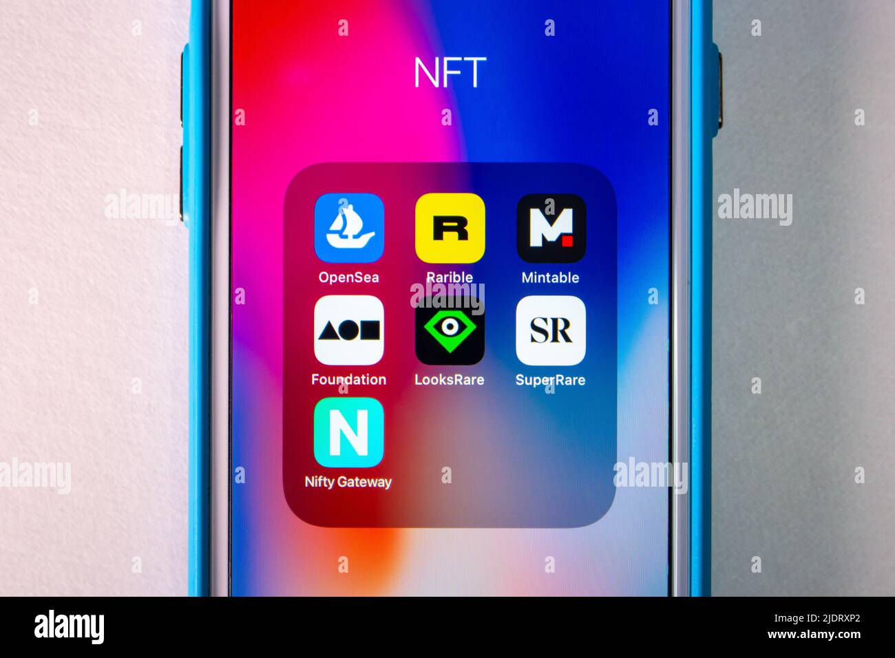 Piattaforme NFT (OpenSea, Raible, Mintable, Foundation app, LooksRare, SuperRare e Nifty Gateway) su iPhone. Concetto di decentralizzazione dell'arte digitale Foto Stock