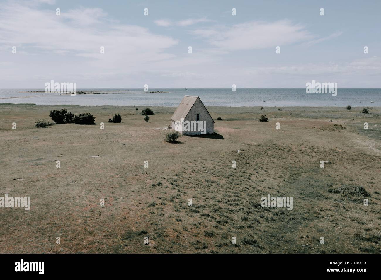 Ein kleines Fischerhaus a Kovik, Gotland, Schweden. Driekt am Meer Foto Stock