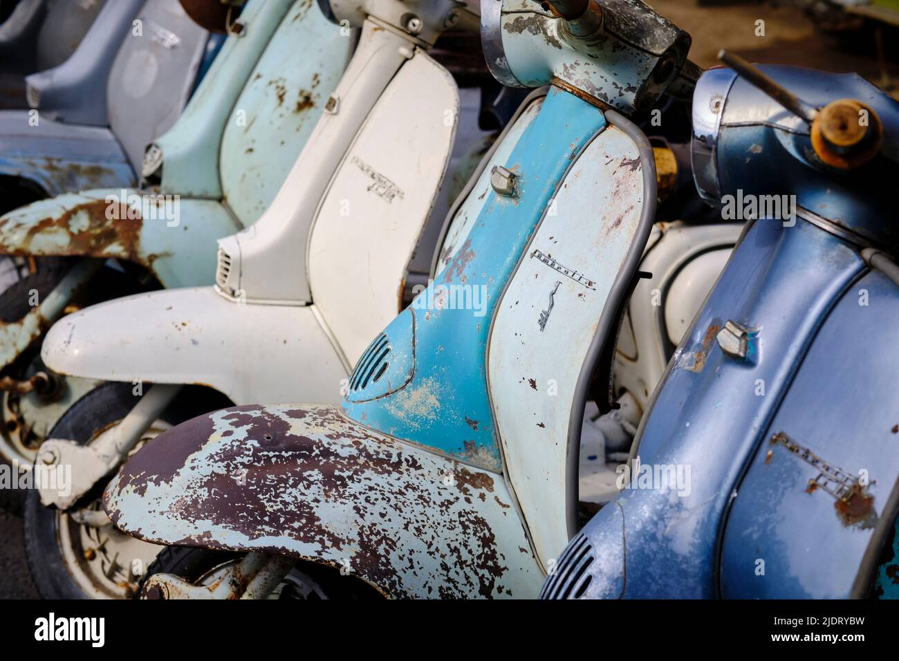 Dettagli degli scooter Lambretta d'epoca, con motori a 2 tempi fuori produzione per motivi ambientali Foto Stock