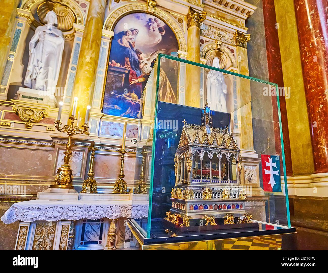 BUDAPEST, UNGHERIA - 27 FEB 2022: Il Reliquiario della Santa destra (Szent Jobb) è la reliquia più venerata in Ungheria, situata nel Catedr di Santo Stefano Foto Stock