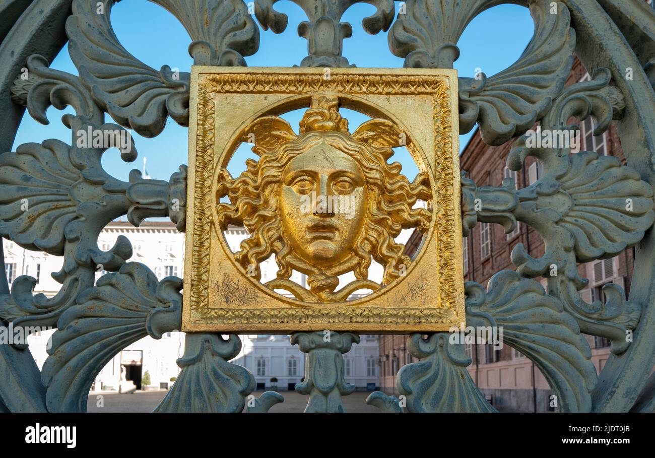 Un simbolo di Medusa sulla porta di fronte al Palazzo reale di Torino per far frendere gli intrusi Foto Stock