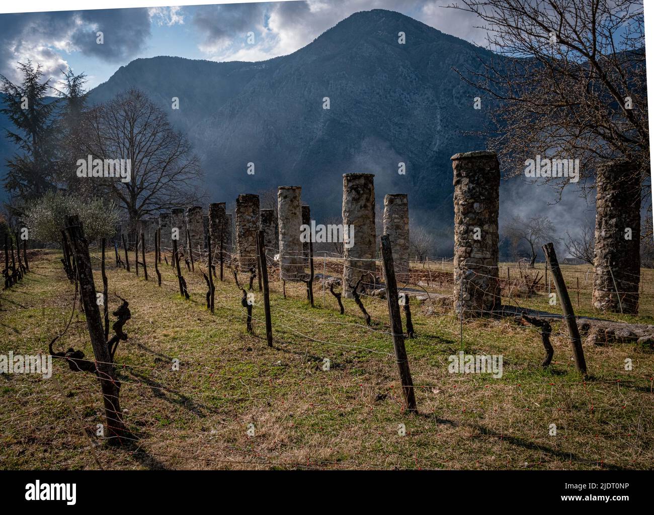 Colonne del 15th secolo che conducono dal villaggio di Villars-sur-Var ad una vista panoramica della valle provenzale nelle Alpi inferiori sopra Nizza, Francia. Foto Stock