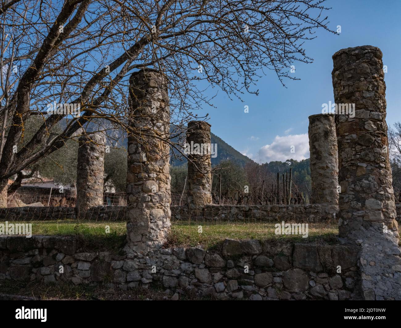 Colonne del 15th secolo che conducono dal villaggio di Villars-sur-Var ad una vista panoramica della valle provenzale nelle Alpi inferiori sopra Nizza, Francia. Foto Stock