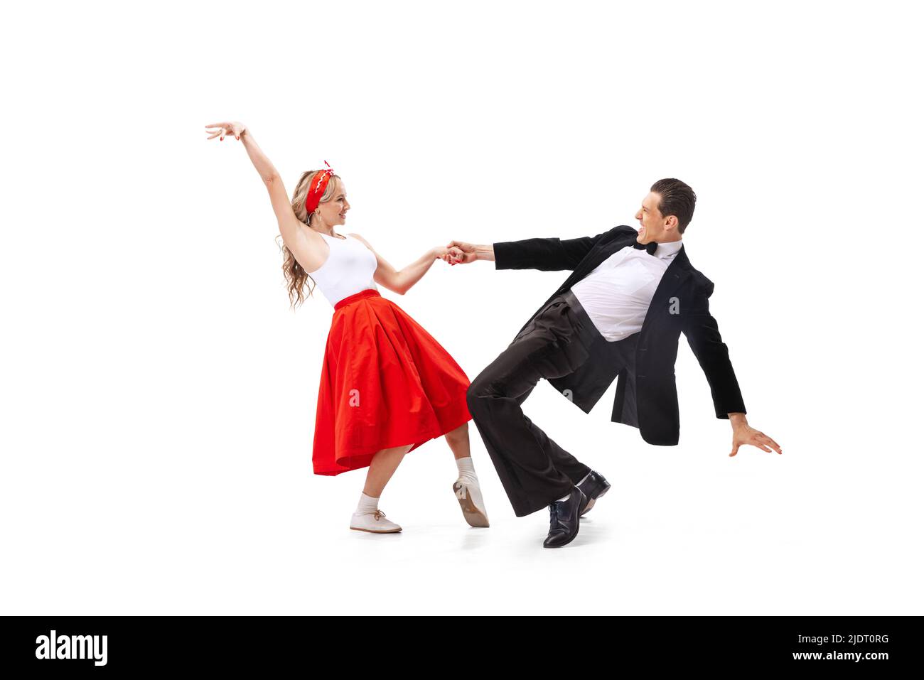 Coppia espressiva di ballerini in abiti d'epoca in stile retrò danza sociale isolato su sfondo bianco. Arte, musica, moda, concetto di stile Foto Stock