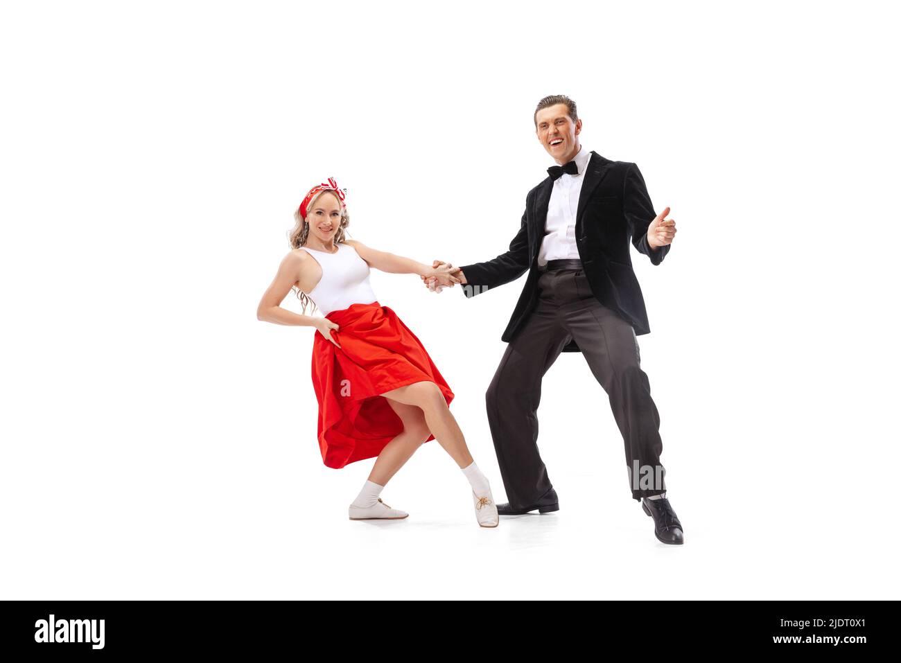 Coppia espressiva di ballerini in abiti d'epoca in stile retrò danza sociale isolato su sfondo bianco. Arte, musica, moda, concetto di stile Foto Stock