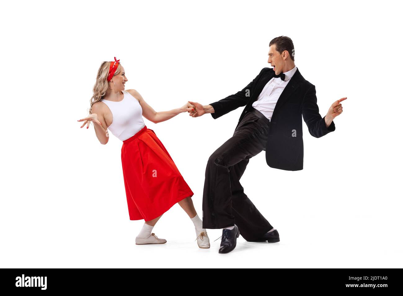 Coppia espressiva di ballerini in abiti d'epoca in stile retrò danza sociale isolato su sfondo bianco. Arte, musica, moda, concetto di stile Foto Stock