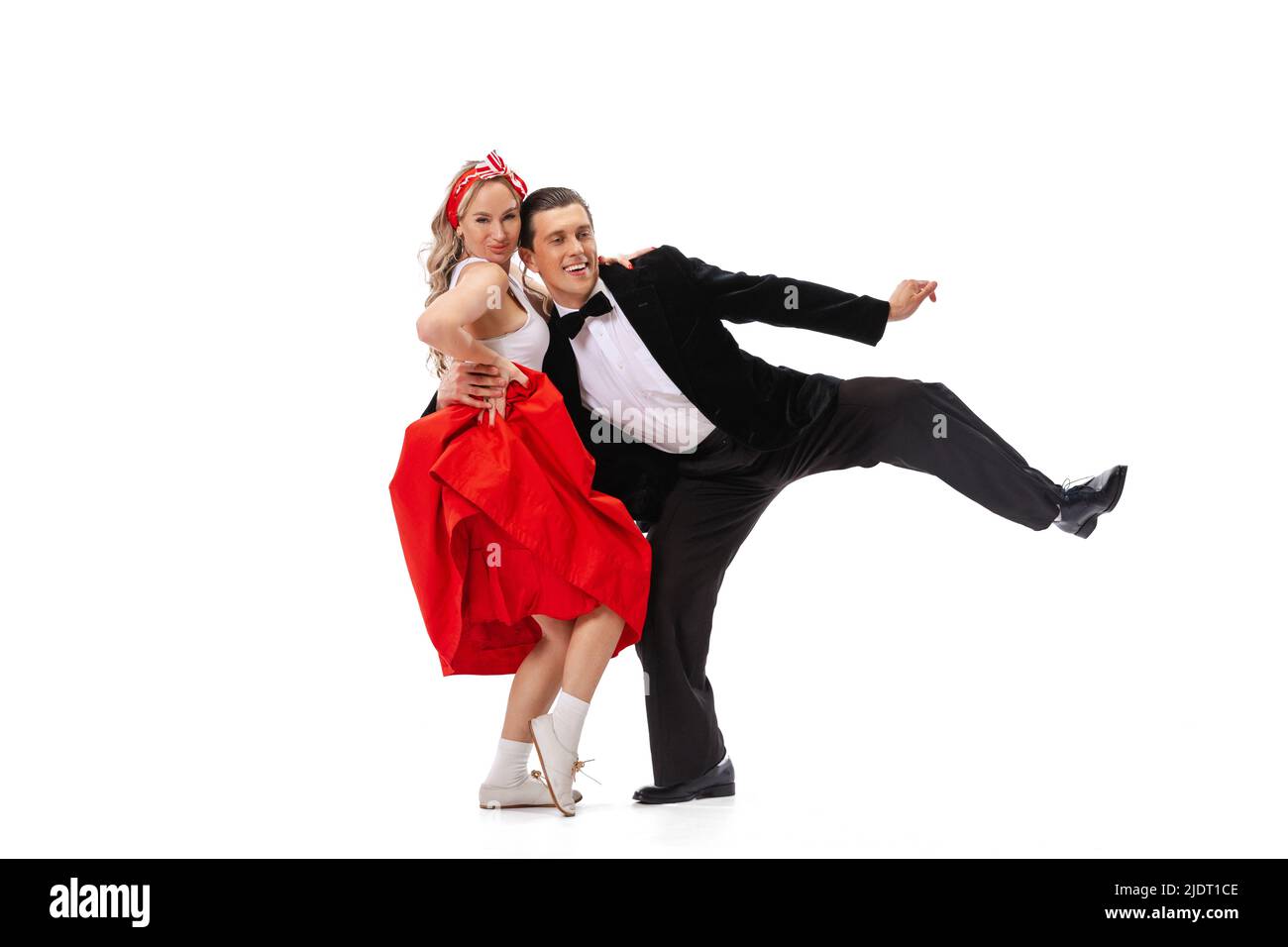 Coppia espressiva di ballerini in abiti d'epoca in stile retrò danza sociale isolato su sfondo bianco. Arte, musica, moda, concetto di stile Foto Stock