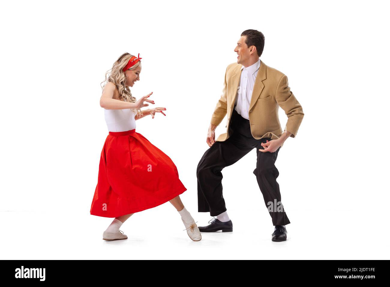 Coppia espressiva di ballerini in abiti d'epoca in stile retrò danza sociale isolato su sfondo bianco. Arte, musica, moda, concetto di stile Foto Stock