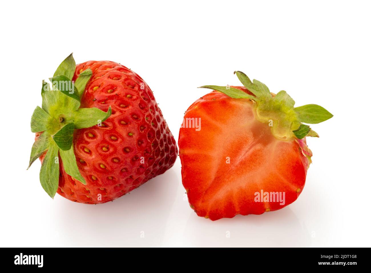 Fragole rosse mature, una intera e una tagliata in sezione isolata su bianco, incluso il percorso di taglio Foto Stock