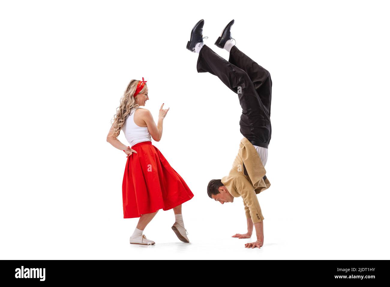 Ritratto dinamico di coppia danzante in vintage stile abiti danzanti, saltando isolato su sfondo bianco. Arte, musica, moda, danza shcool concetto Foto Stock