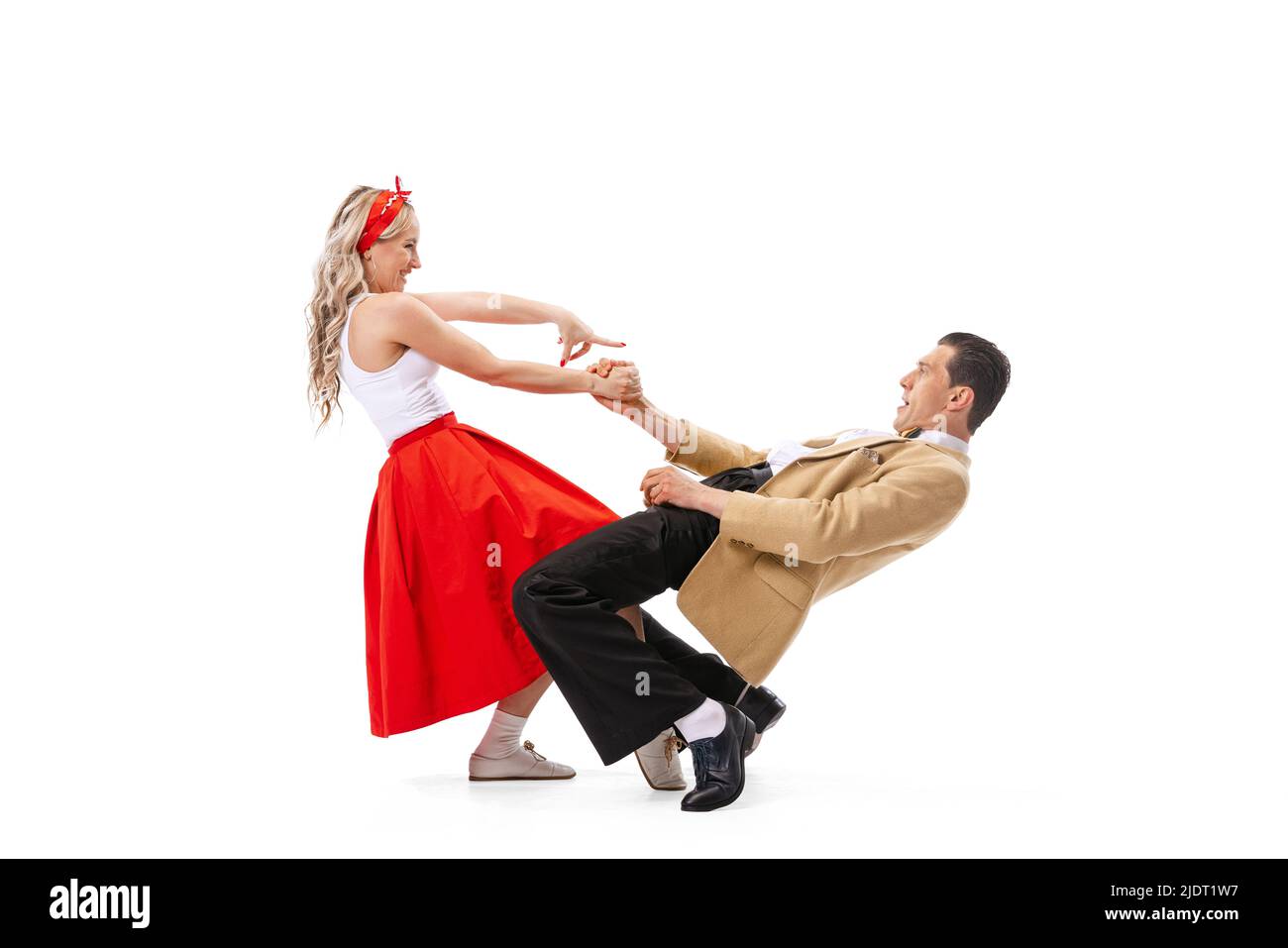 Coppia espressiva di ballerini in abiti d'epoca in stile retrò danza sociale isolato su sfondo bianco. Arte, musica, moda, concetto di stile Foto Stock