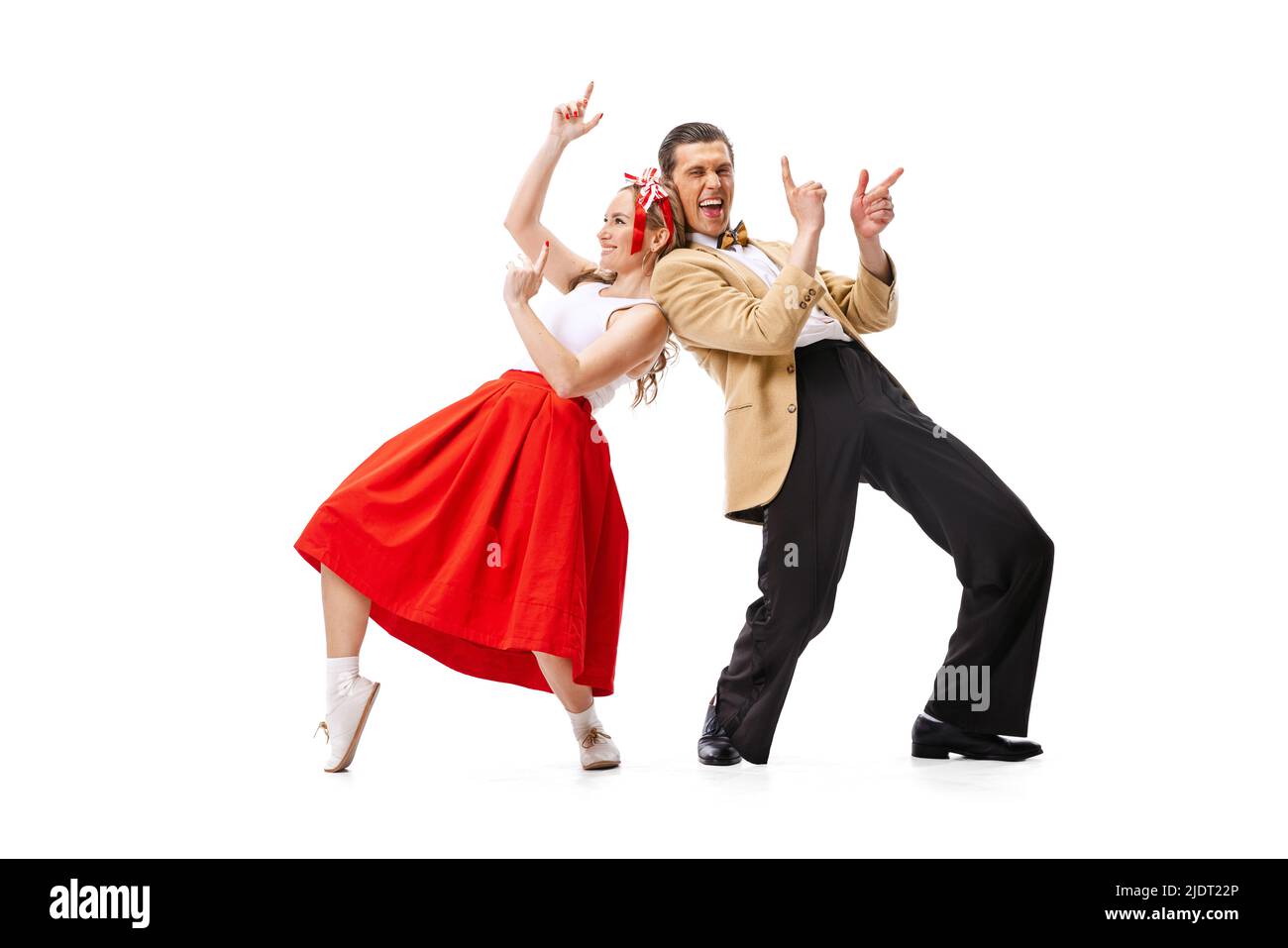 Coppia espressiva di ballerini in abiti d'epoca in stile retrò danza sociale isolato su sfondo bianco. Arte, musica, moda, concetto di stile Foto Stock