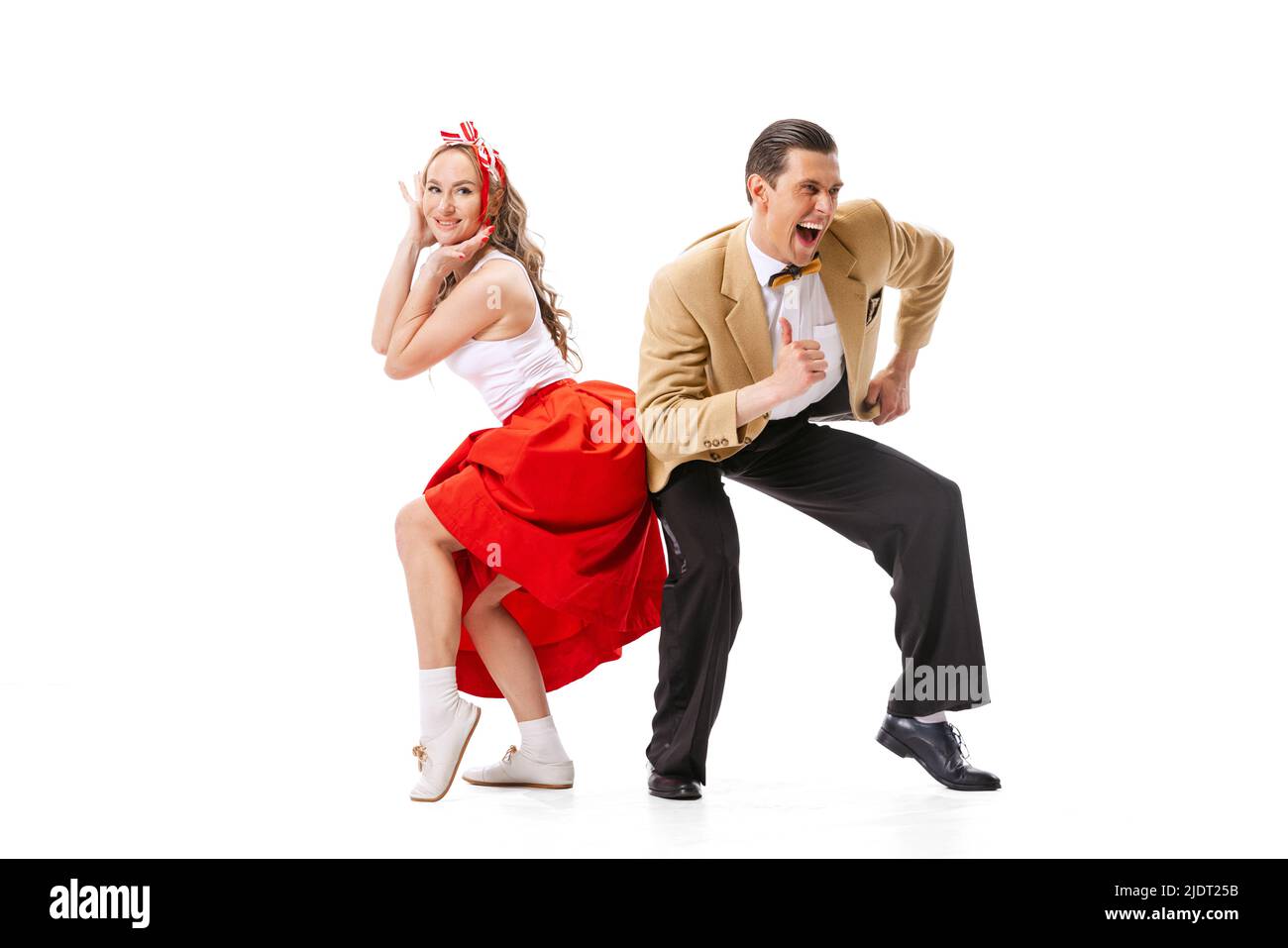 Coppia espressiva di ballerini in abiti d'epoca in stile retrò danza sociale isolato su sfondo bianco. Arte, musica, moda, concetto di stile Foto Stock