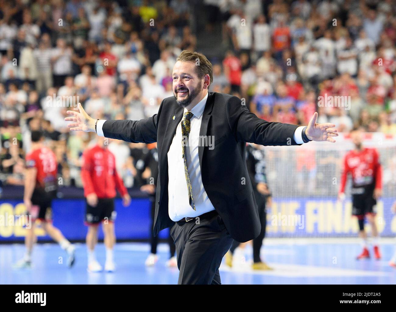 Jubilation Dominic NIEHOFF (Kielce, Sales Development Director) Handball Champions League Final Four, semifinali, Telekom Veszrem HC vs. Lomza vive Kielce 35:37, il 18th giugno 2022 a Koeln/ Germania. Â Foto Stock