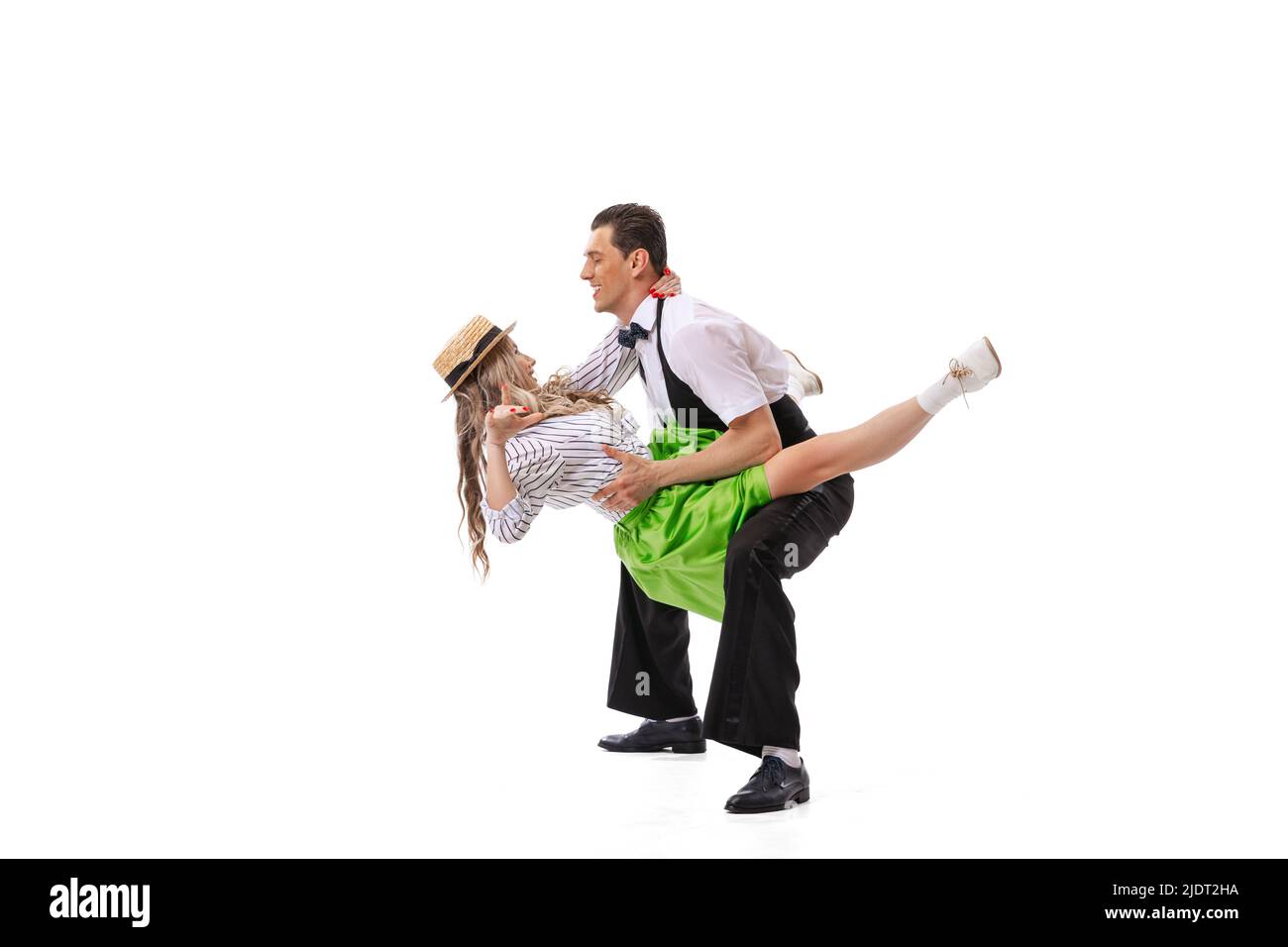 Coppia espressiva di ballerini in abiti d'epoca in stile retrò danza sociale isolato su sfondo bianco. Arte, musica, moda, concetto di stile Foto Stock