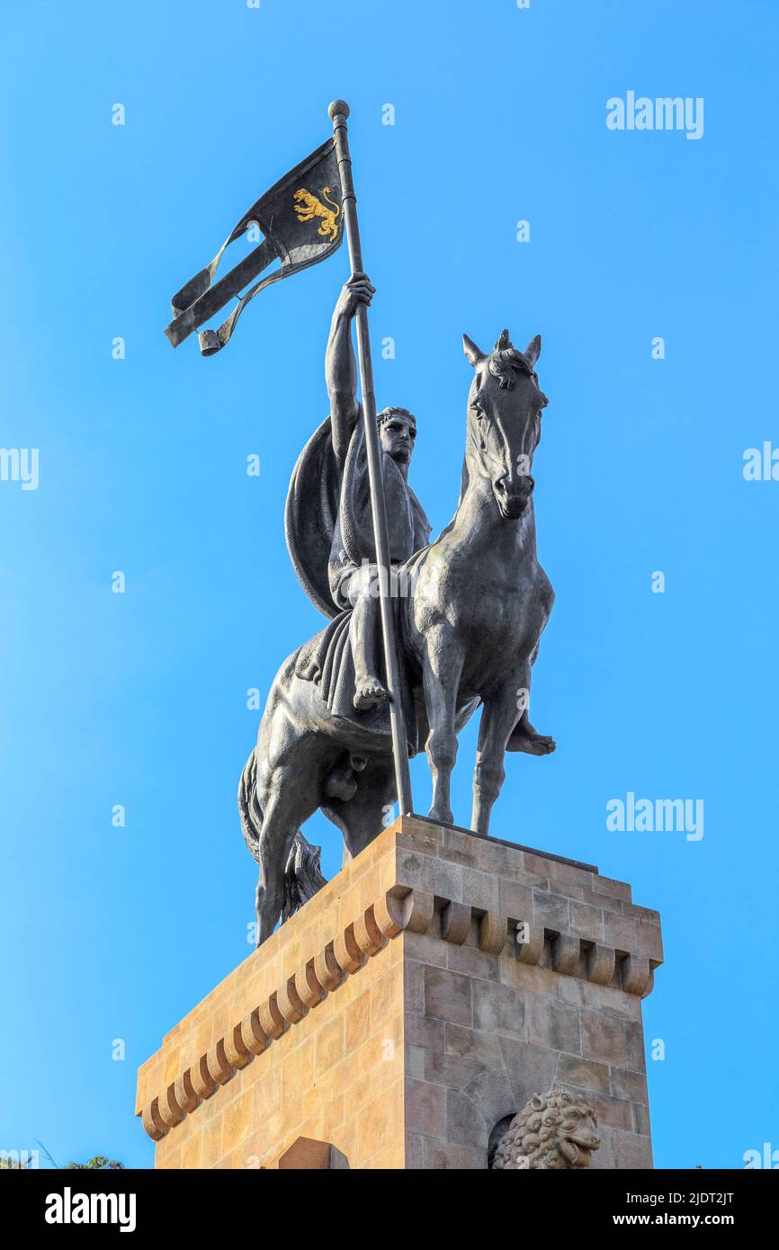 LUCCA, ITALIA - 16 SETTEMBRE 2018: Questo è un monumento equestre la patria vincente in Piazza Risorgimento, dedicata ai caduti. Foto Stock