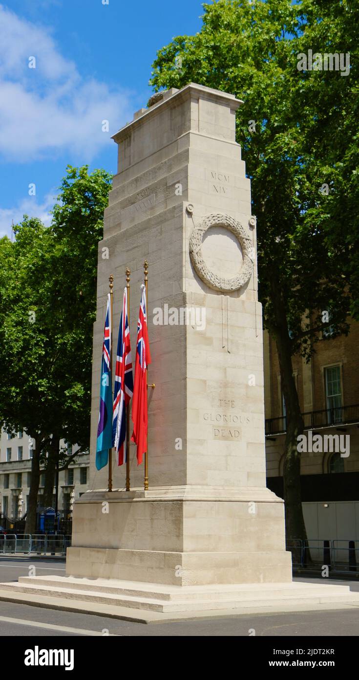 L'iconico monumento commemorativo del cenotafio dedicato ai caduti in guerra Whitehall Londra Inghilterra Regno Unito Foto Stock