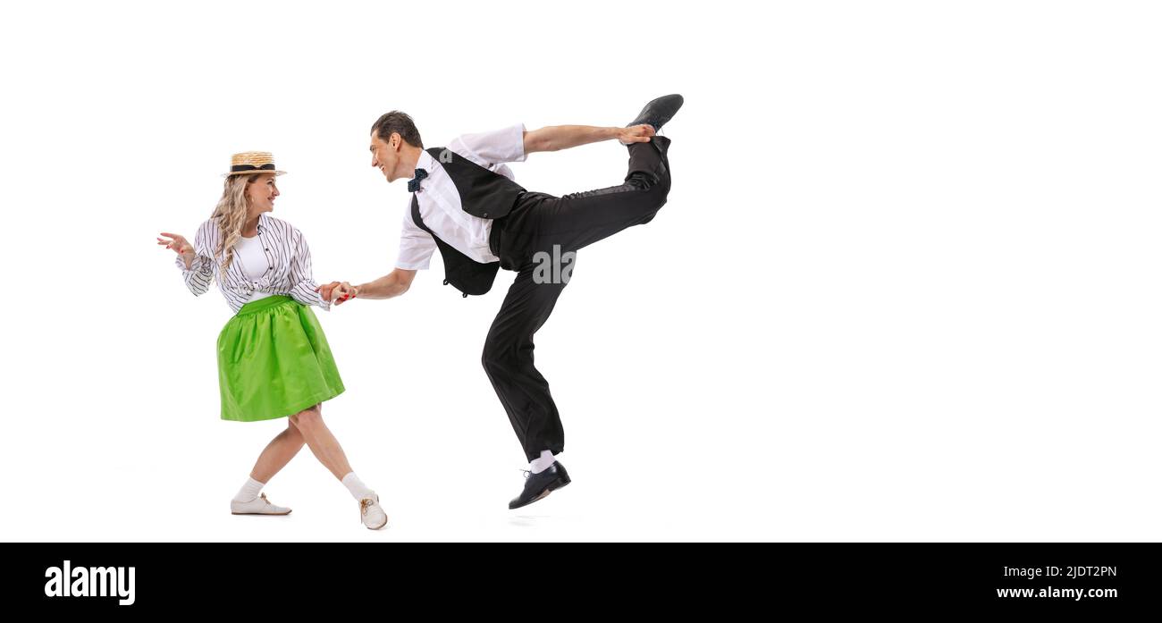 Coppia espressiva di ballerini in abiti d'epoca in stile retrò danza sociale isolato su sfondo bianco. Arte, musica, moda, concetto di stile Foto Stock