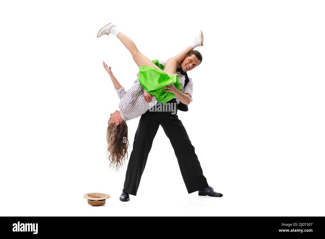 Ritratto dinamico di coppia danzante in vintage stile abiti danzanti, saltando isolato su sfondo bianco. Arte, musica, moda, danza shcool concetto Foto Stock