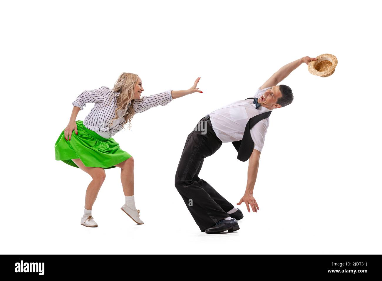 Ritratto dinamico di coppia danzante in vintage stile abiti danzanti, saltando isolato su sfondo bianco. Arte, musica, moda, danza shcool concetto Foto Stock