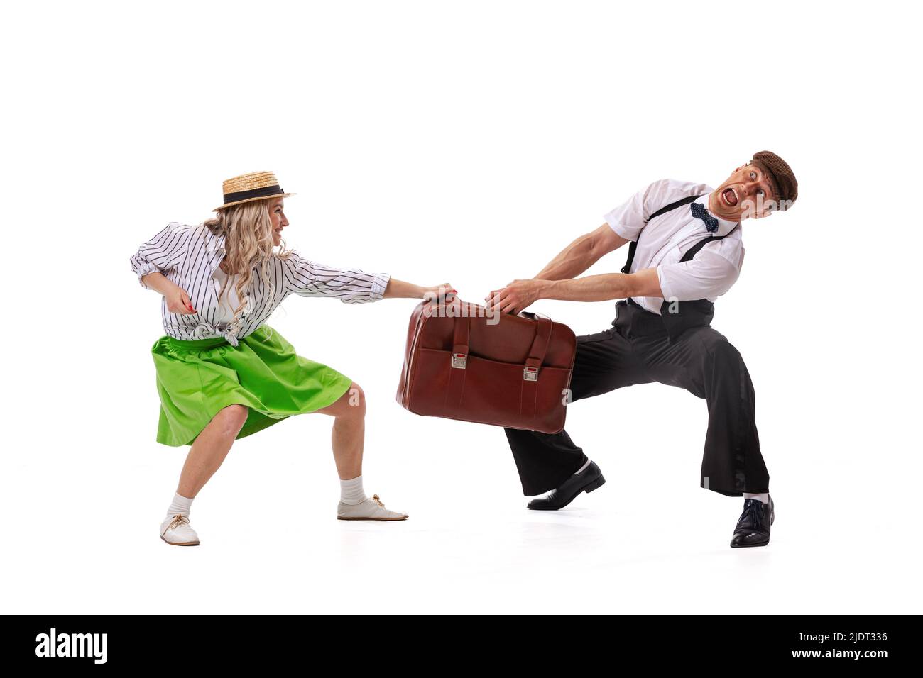 Ritratto dinamico di coppia danzante in vintage stile abiti danzanti, saltando isolato su sfondo bianco. Arte, musica, moda, danza shcool concetto Foto Stock