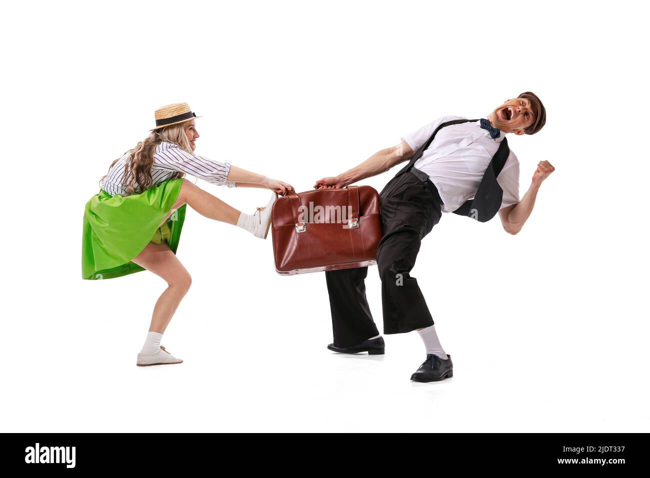 Ritratto dinamico di coppia danzante in vintage stile abiti danzanti, saltando isolato su sfondo bianco. Arte, musica, moda, danza shcool concetto Foto Stock