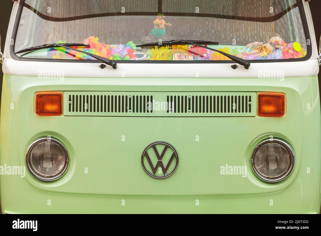 ROSMALEN, PAESI BASSI - 8 GENNAIO 2017: Primo piano del fronte di un autobus Volkswagen Transporter d'epoca a Rosmalen, Paesi Bassi Foto Stock