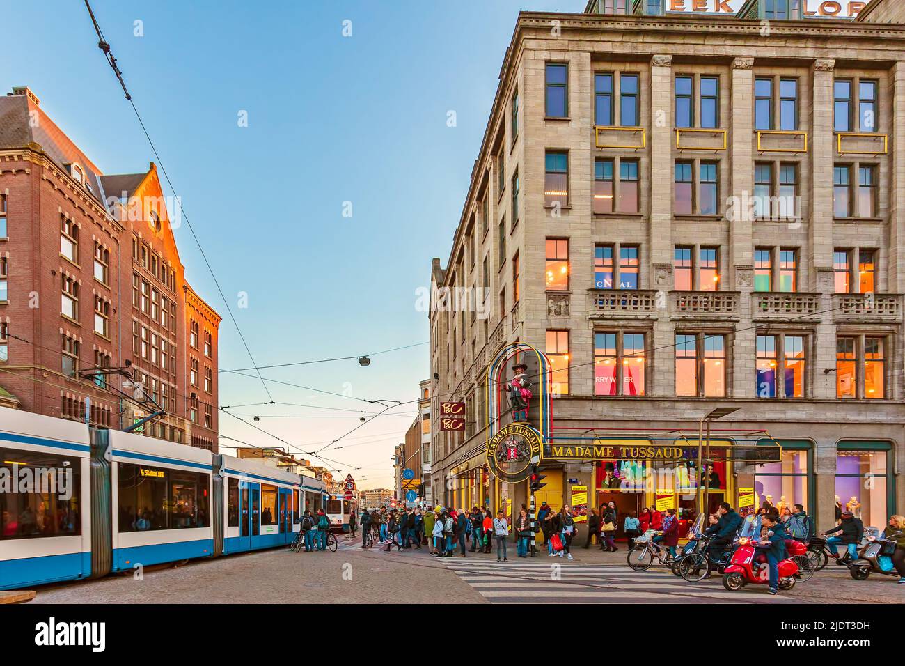 AMSTERDAM, PAESI BASSI - 12 MARZO 2015: Traffico intenso durante l'ora di punta nella piazza centrale della diga di Amsterdam, Paesi Bassi Foto Stock