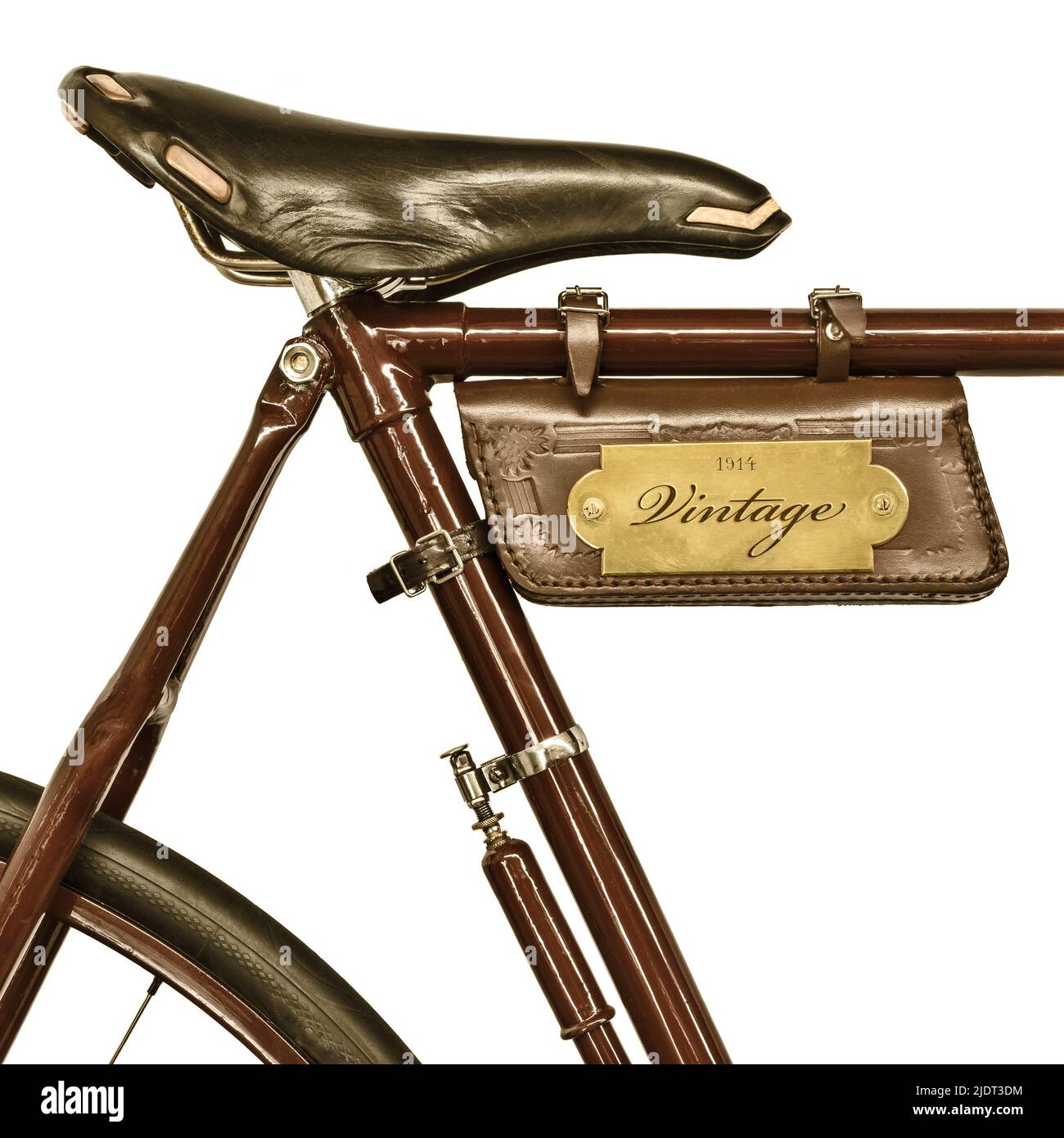 Dettaglio di una bicicletta d'epoca con sella in pelle e borsa isolata su sfondo bianco Foto Stock