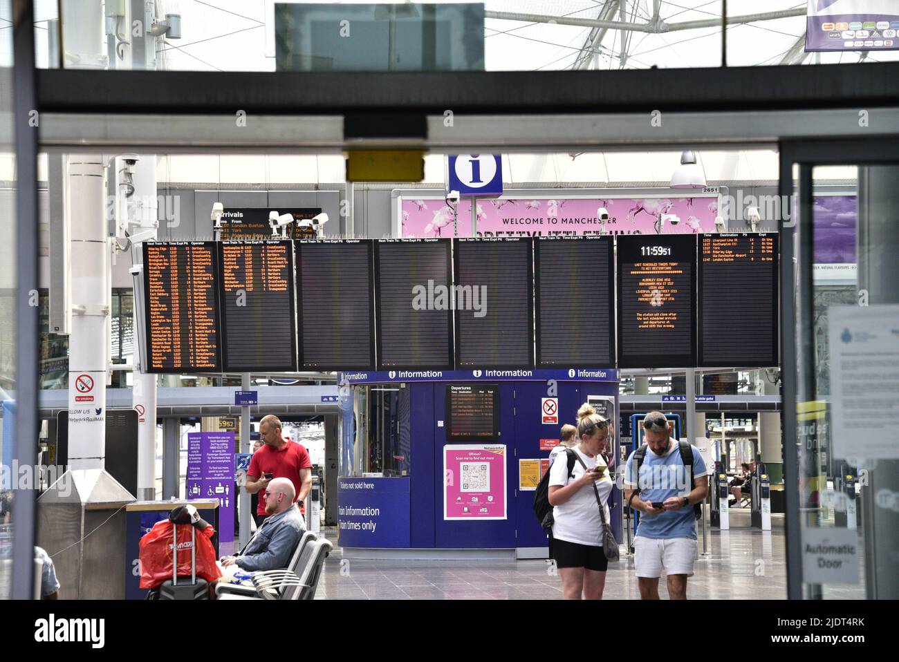 Manchester, Regno Unito, 23rd giugno 2022. Orari dei treni l'imbarco informazioni presso la stazione ferroviaria di Piccadilly, Manchester, UK, è più vuoto del solito quando inizia il secondo giorno dello sciopero ferroviario nazionale. Credit: Terry Waller/Alamy Live News Foto Stock